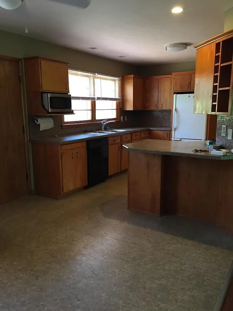 3 bed, 1.0 bath, 1066 sqft, $1,600 — Photo 4