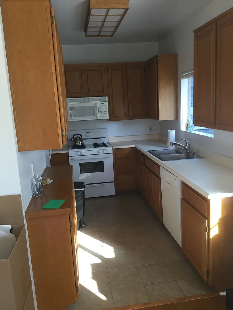 A003-11482 Moorpark — Photo 3
