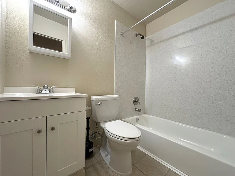 630 N Van Buren St — Photo 10