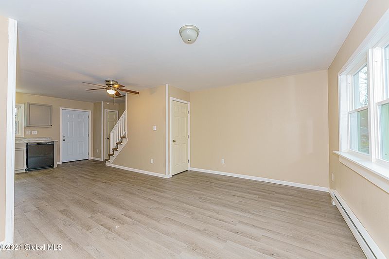 4th image of 17-19 Maple Avenue