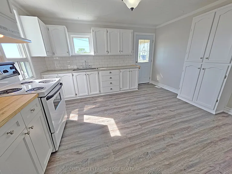 500 The Queensway S — Photo 18