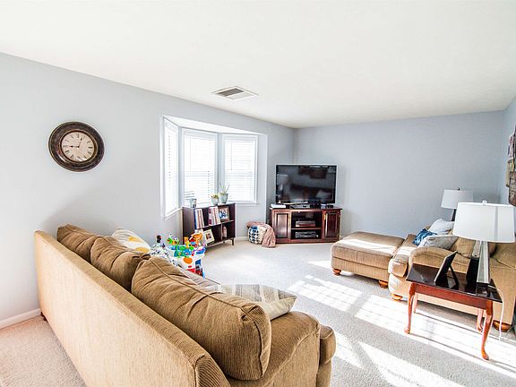 4th image of 104 Goose Meadow Dr