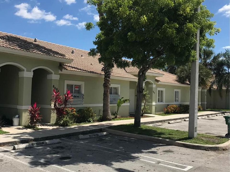 Front of property with plenty of parking