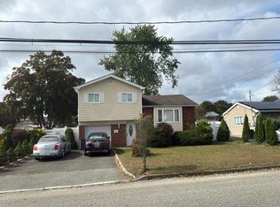 318 W 22nd St, Deer Park, NY 11729