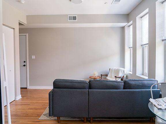 4th image of 3051 W Leland Ave #202