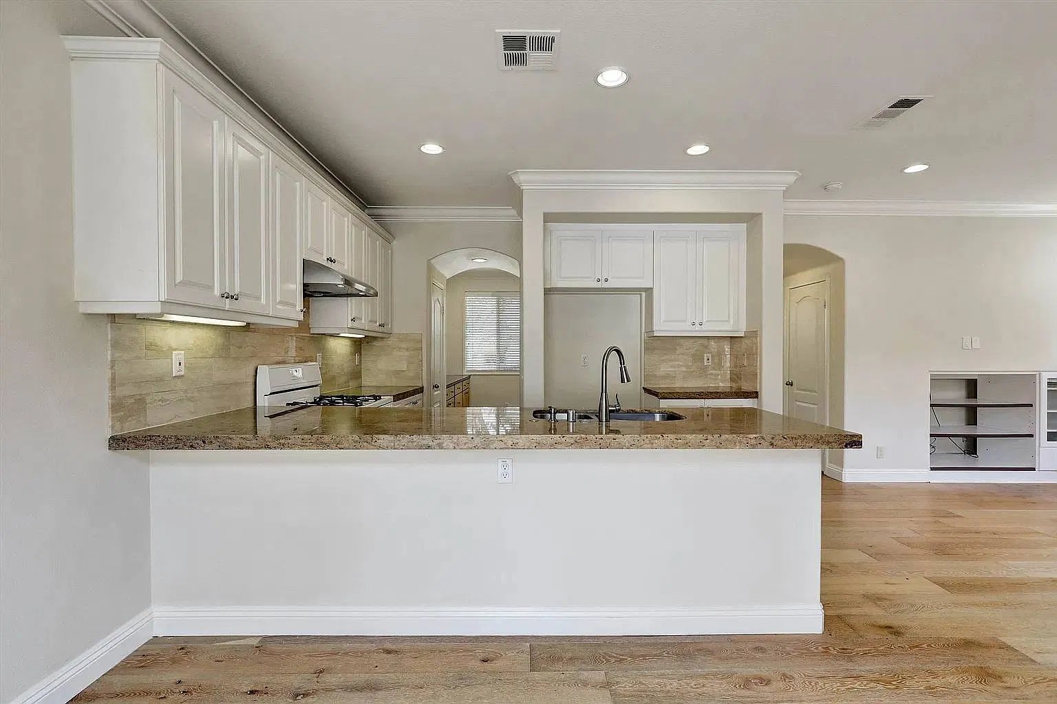 3 bed, $2,830 — Photo 3