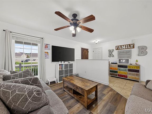 4th image of 306 Waggoner Blvd