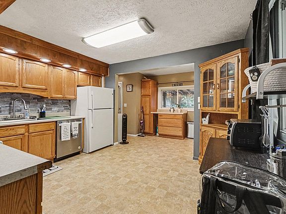 5th image of 204 Southway St