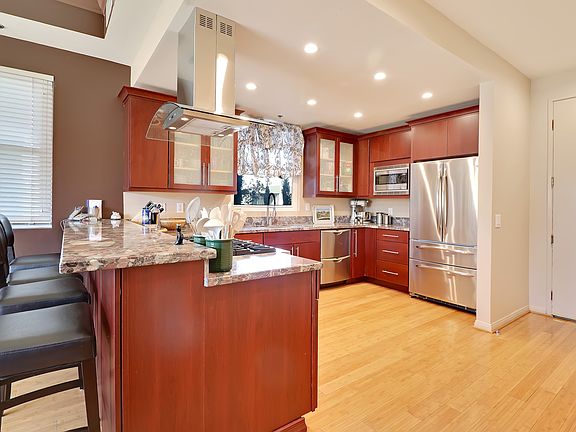 4th image of 7916 Blackburn Ave #4
