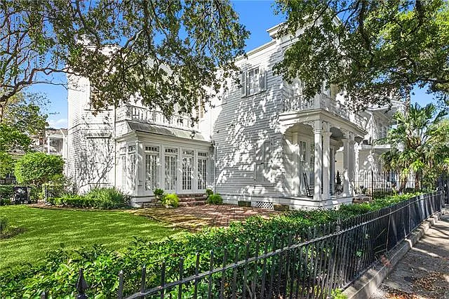 Building Photo - 2625 Saint Charles Ave #2