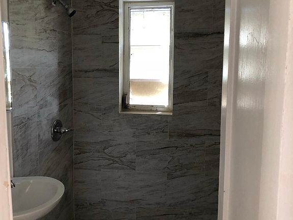 3rd image of 1016 Biarritz Dr APT 3