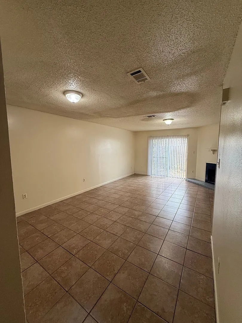 2 bedroom 2 bath town home in a gated community — Photo 3