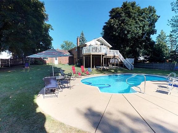 2nd image of 202 N Maple Dr
