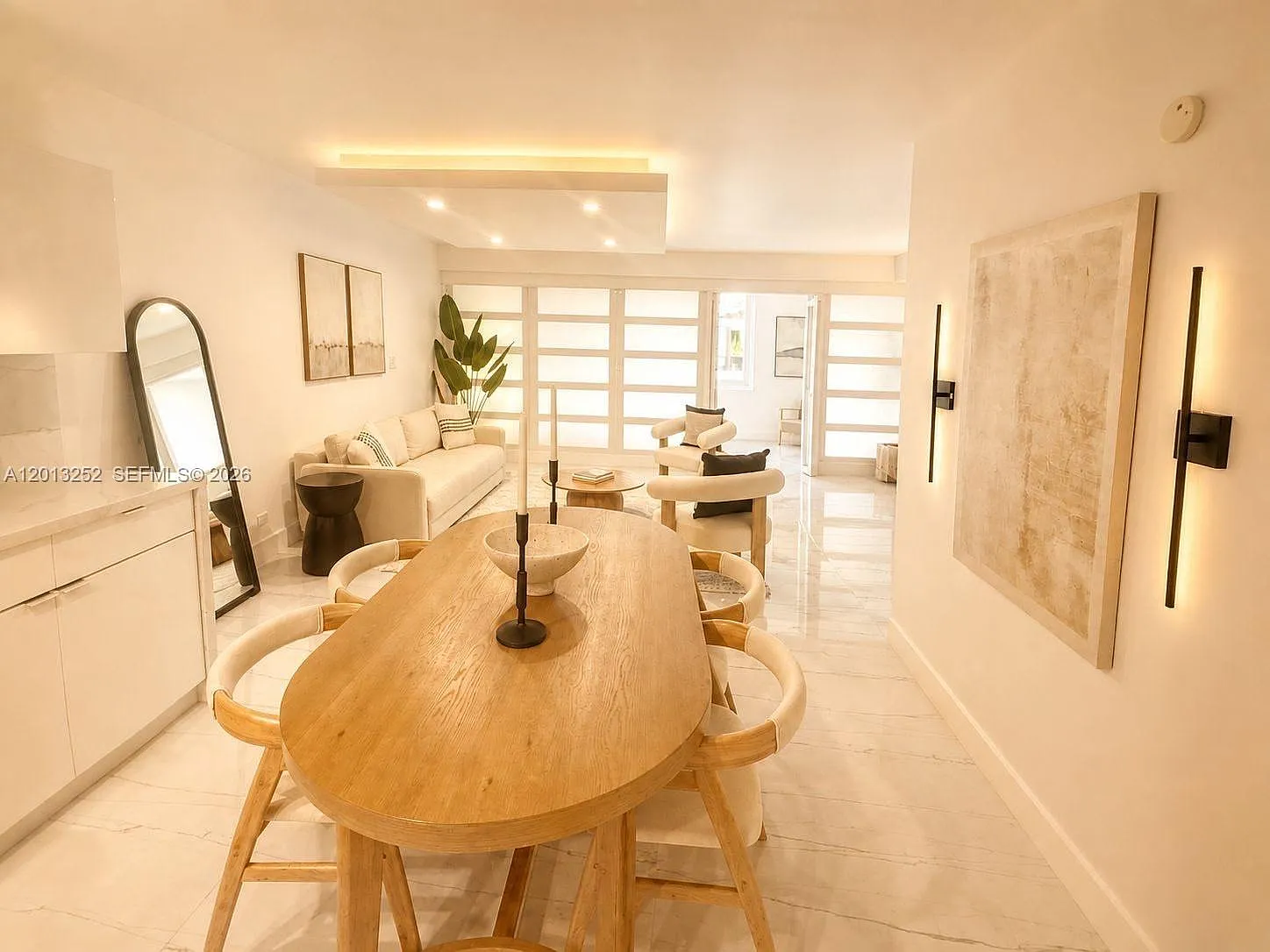 Roney Palace Condo — Photo 3