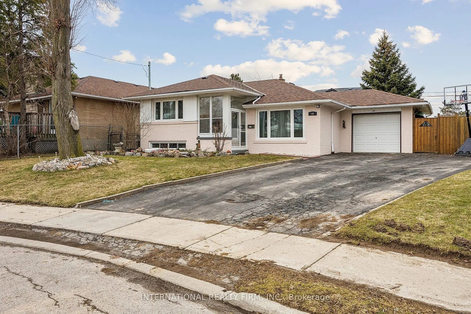48 Holford Cres photo 1