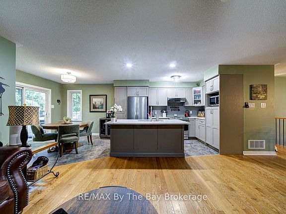 3rd image of 22 Downer Cres