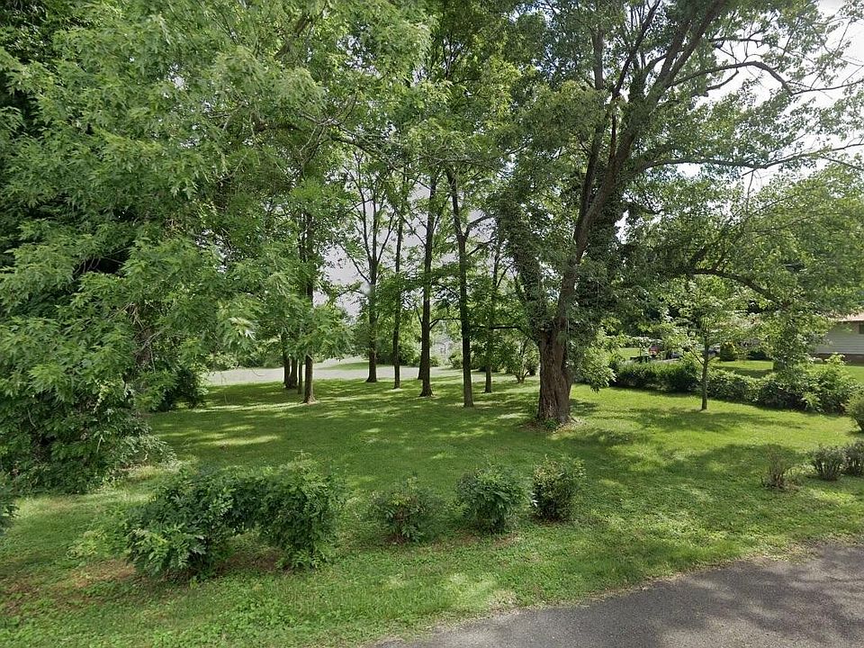2nd image of 302 Rebecca Dr SE