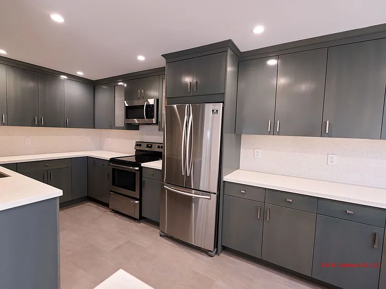 324 N Oakhurst Dr — Photo 1