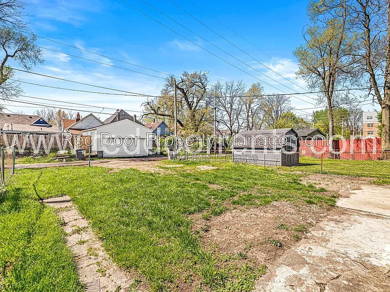 1037 W 30th St — Photo 24