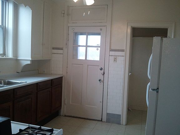 4th image of 6218 N Sacramento Ave APT 2