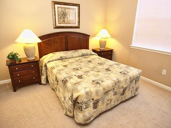 TR3C807T-Queen-Bedroom