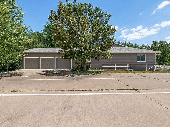 4th image of 106 E Shadybrook Dr