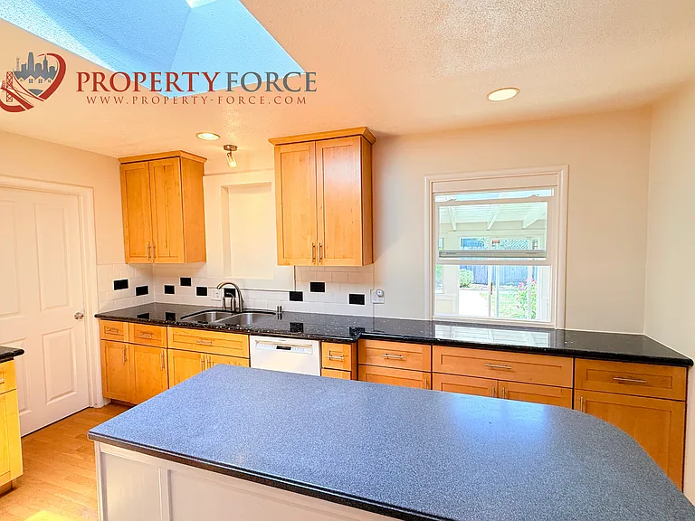 1623 Howard Ave — Photo 19