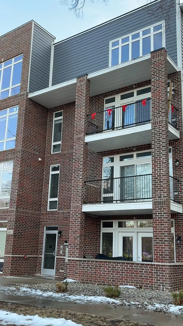Photo 1 of 12 - 403 W University Ave - Champaign, IL Primary Photo - 403 W University Ave