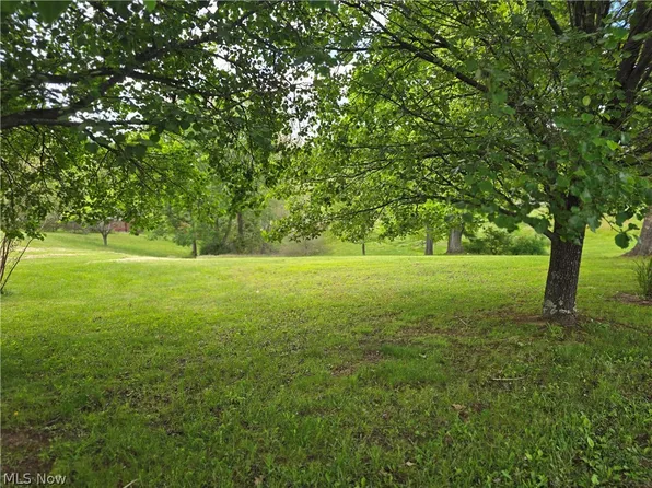 Meadow Lane Cir, Parkersburg, WV 26101