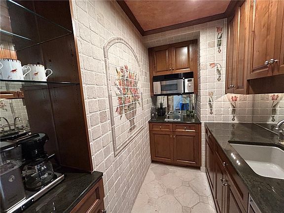 5th image of 5049 Wornall Rd APT 1