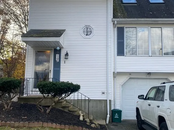 1 Jonathan Cir, Worcester, MA 01604