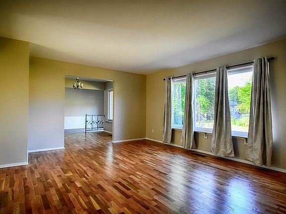 3rd image of 2700 Greenbriar Ave