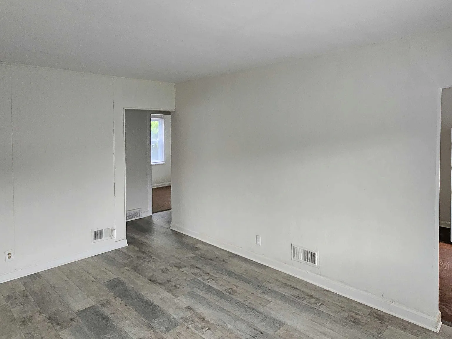 2706 Oxford Ave — Photo 2