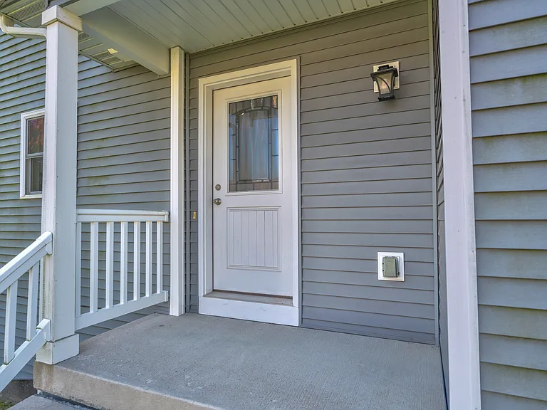 836 Thompson Dr — Photo 3