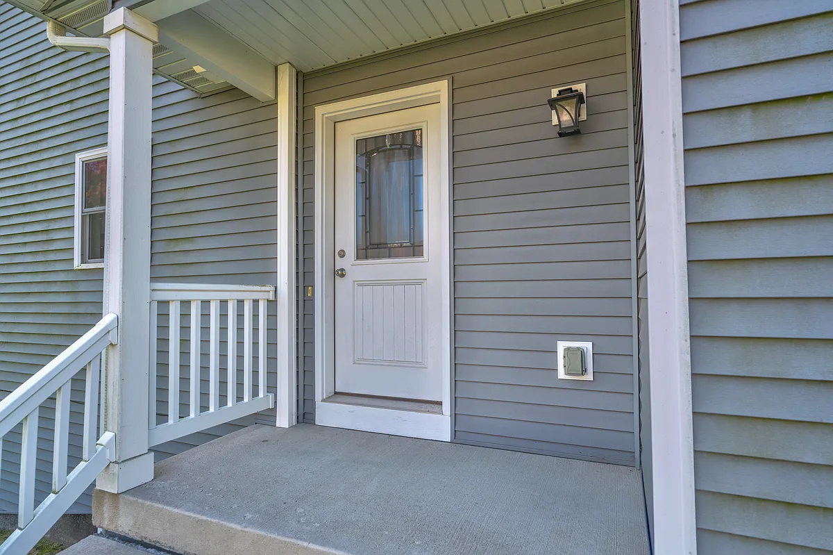 Private entrance - 846 Thompson Dr