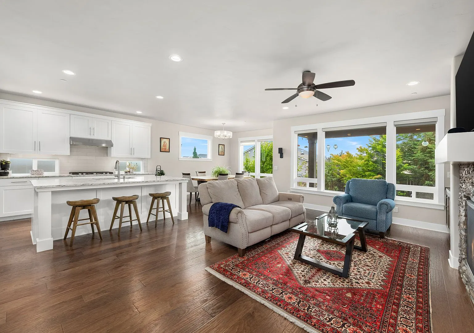 Gorgeous 4 Bedroom Camas Home With Generous Amenities! — Photo 4
