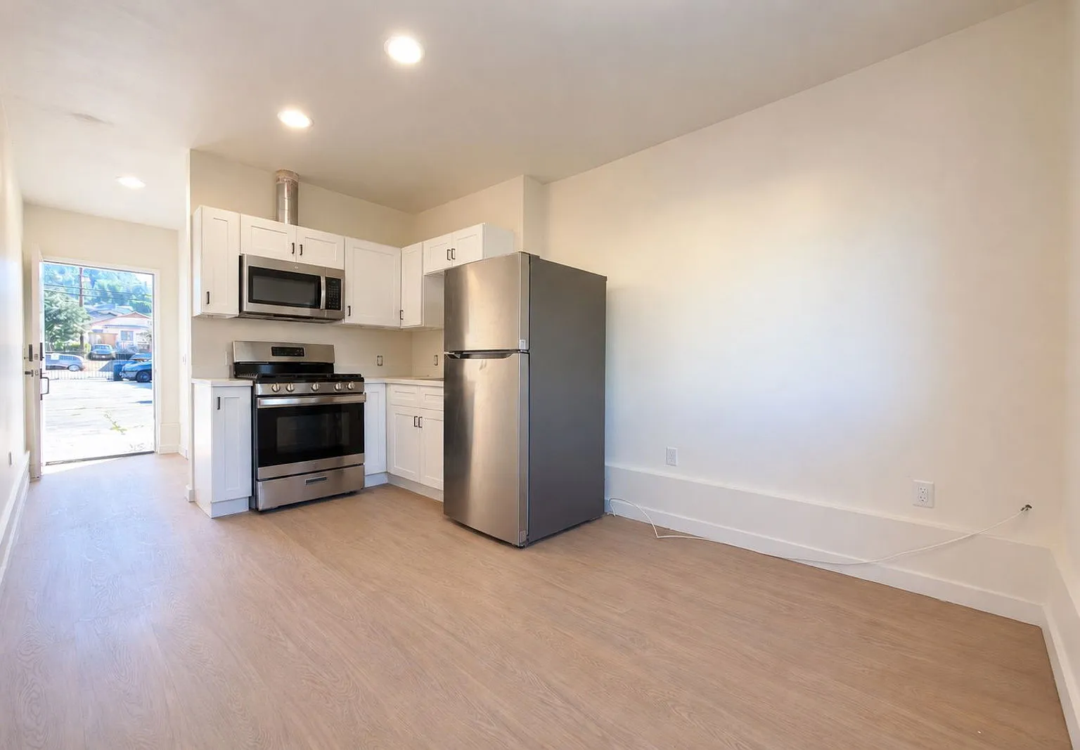 Studio, 1.0 bath, 300 sqft, $1,500 — Photo 2