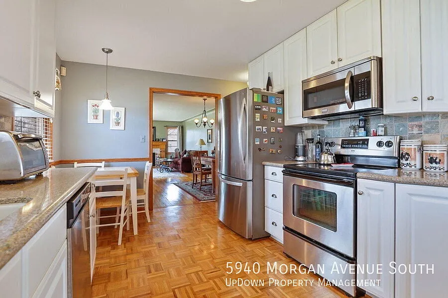 Amazing 4-Bedroom Retreat with 2 Full Baths and 2400 Sq Ft of Space in Minneapolis. 9/1 — Photo 4