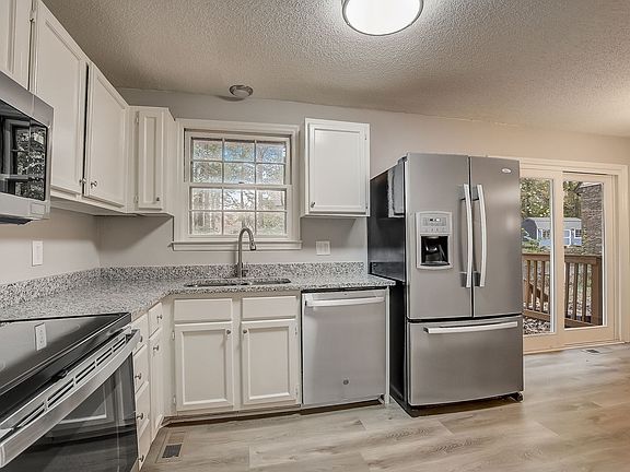 4th image of 1008 Valley Ln