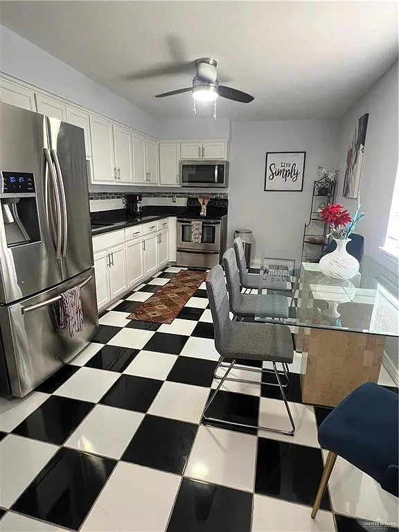 2 bed, 1.0 bath, 930 sqft, $1,000 — Photo 2