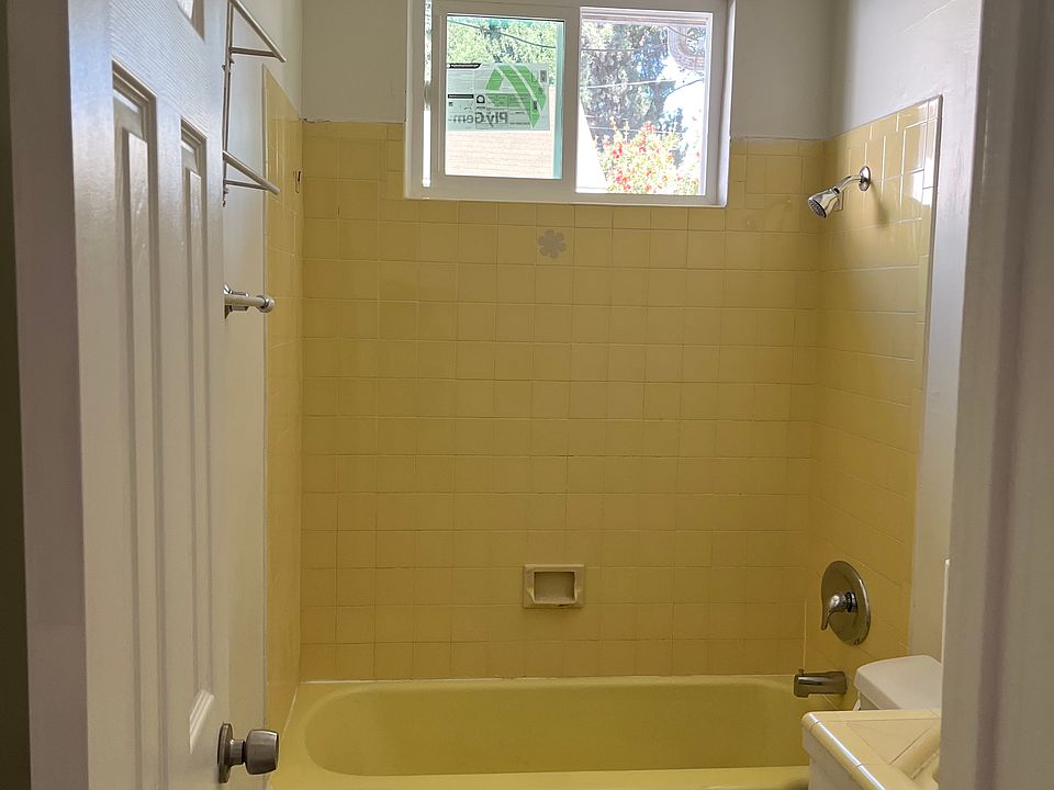 1st image of 511-513 E Chevy Chase Dr
