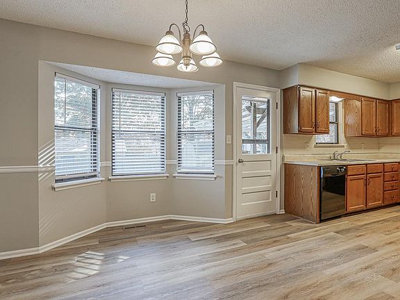 Nice sized eat-in kitchen.