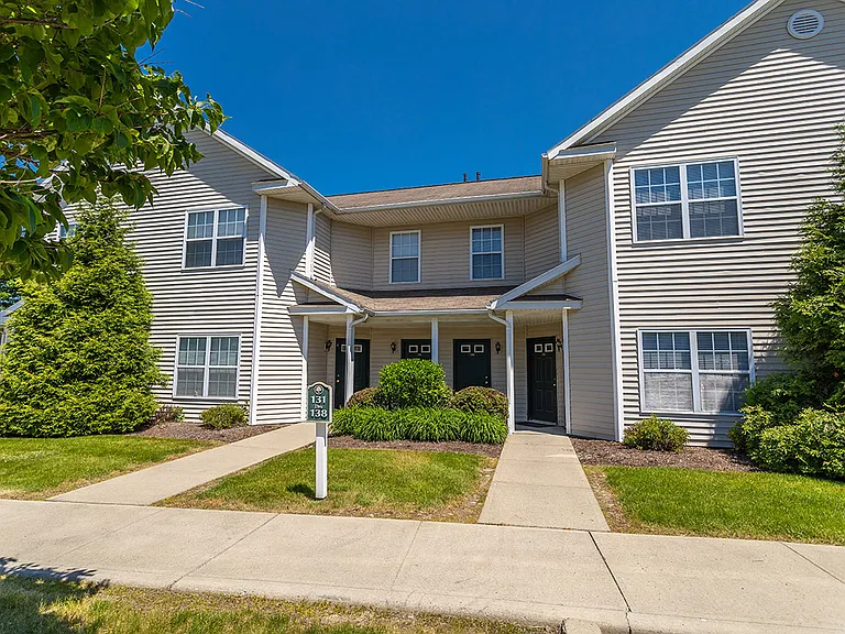 WoodsEdge Apartments — Photo 17