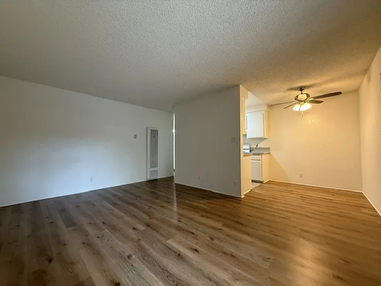 Marquis Apartments — Photo 4