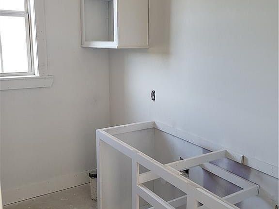4th image of 2401 Howard Dr