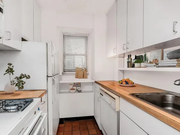 333 East 66th Street image 4 of 9