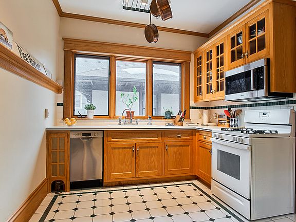4th image of 897 Goodrich Ave #2