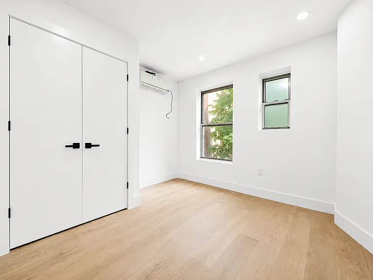 138 Noble St #G — Photo 8