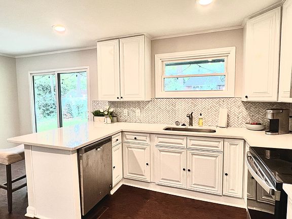 5th image of 640 Manhasset Rd