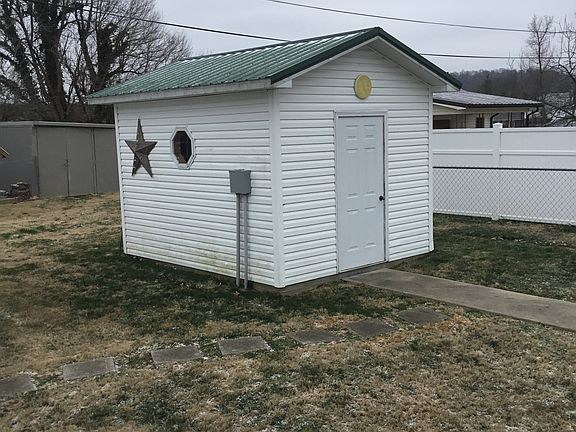 4th image of 622 Blackburn St